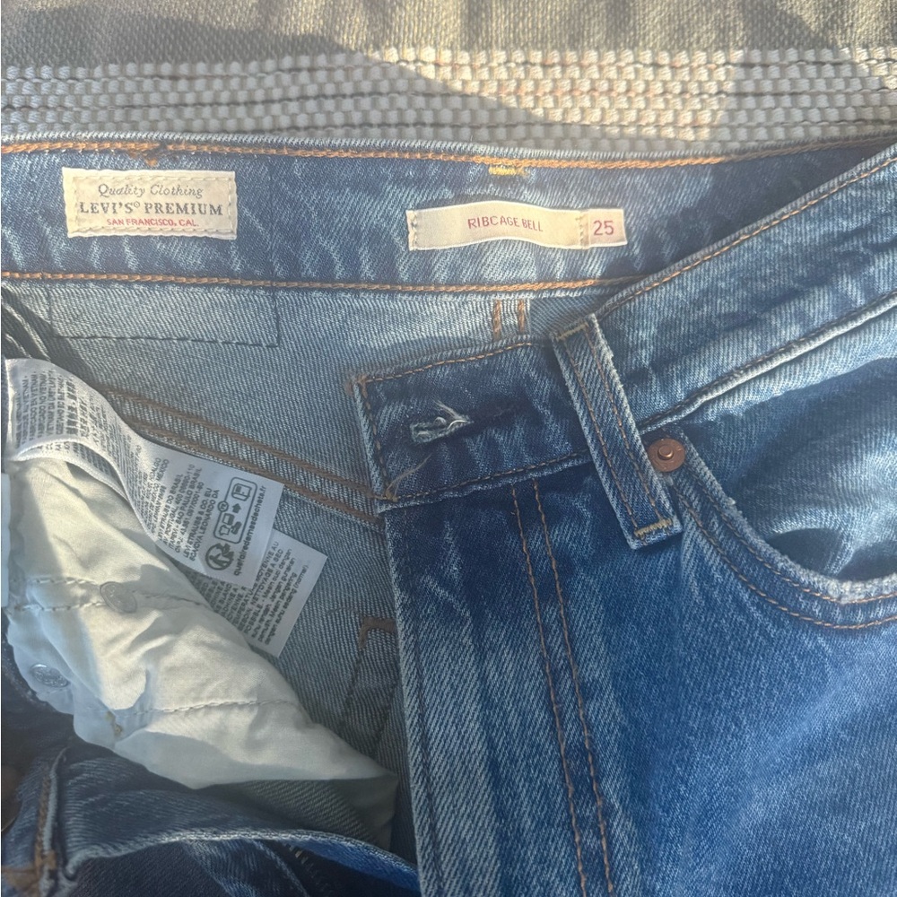 Levi’s Ribcage Flare - Picture 2 of 4